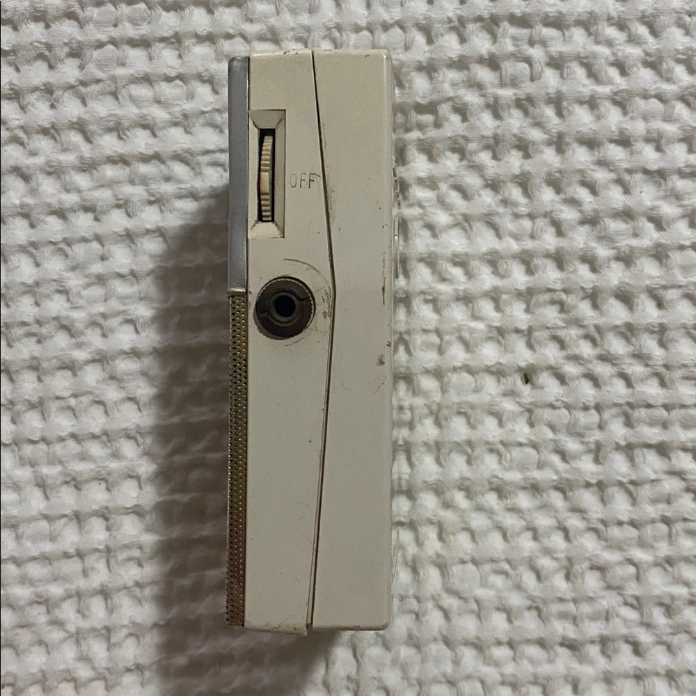 1960 RCA VICTOR Portable Transistor Radio - Picture 6 of 9